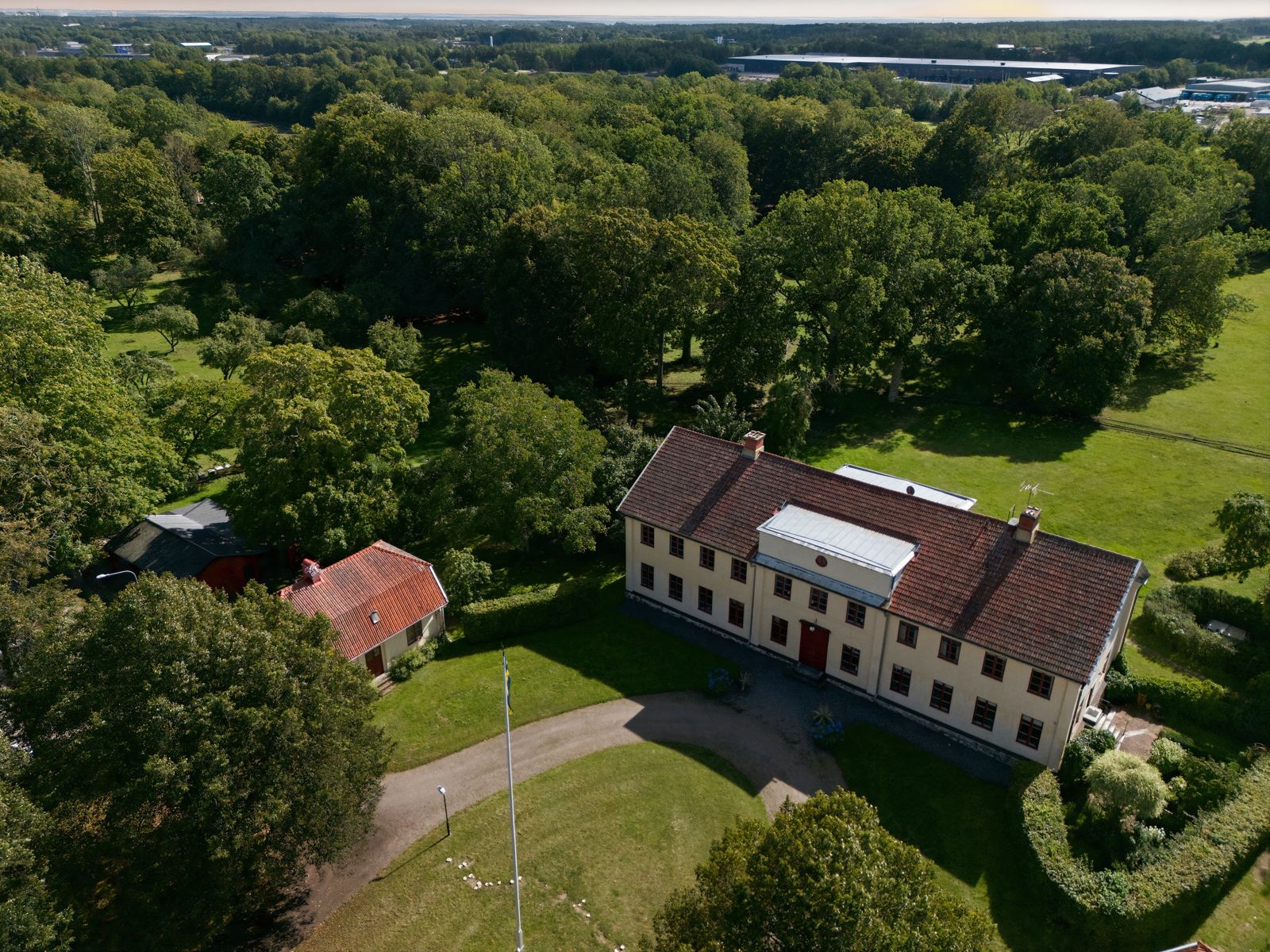 Herrgårdspark med allé