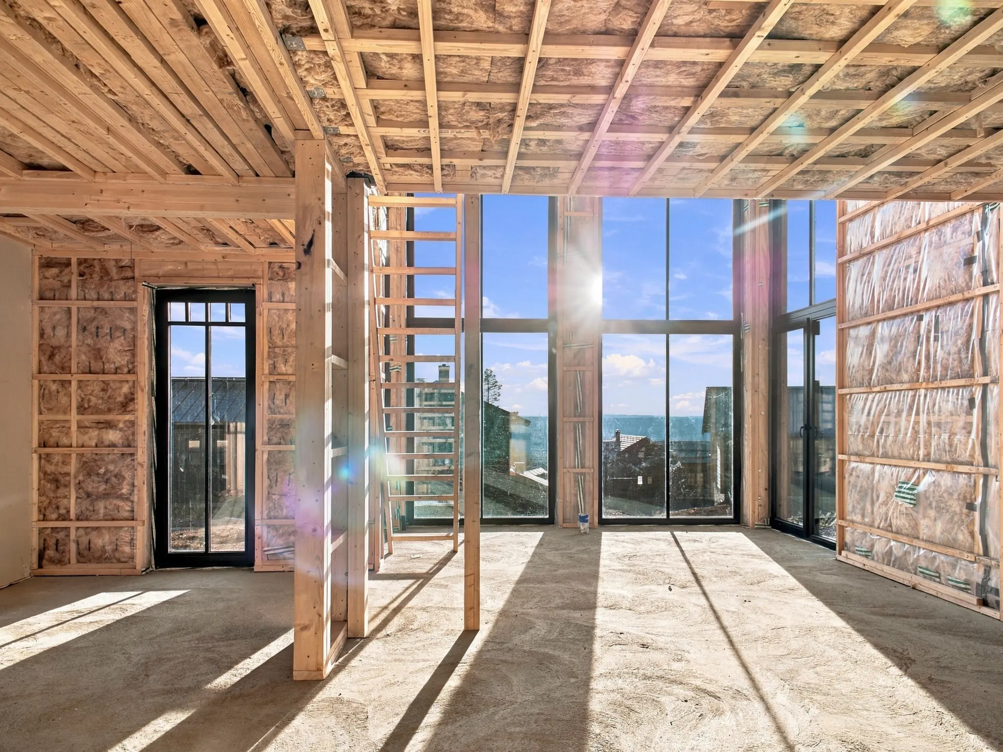 Hus under uppförande med stora glaspartier