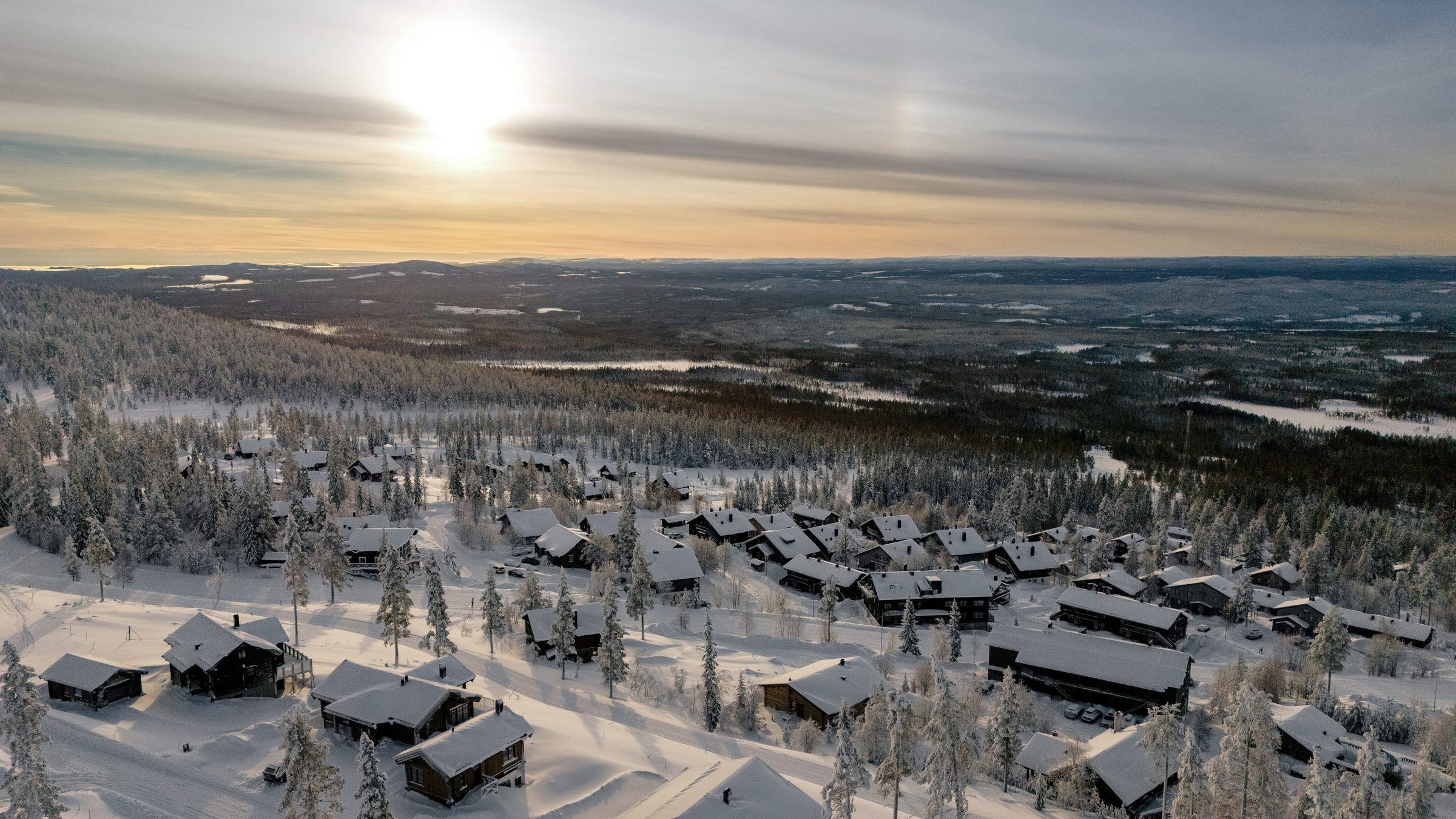 Fjällby i vinterljus ifrån ovan