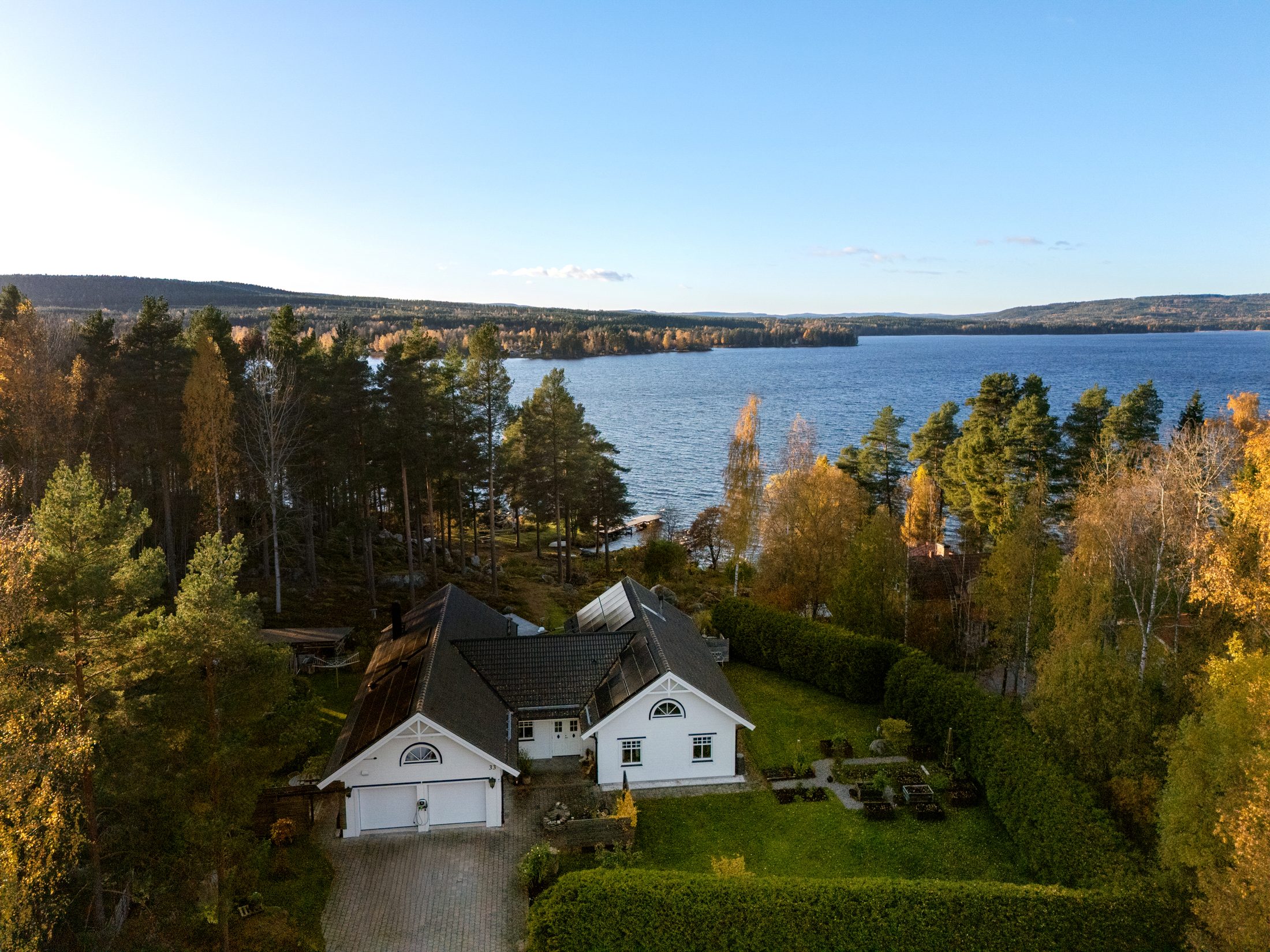 Hus vid sjön