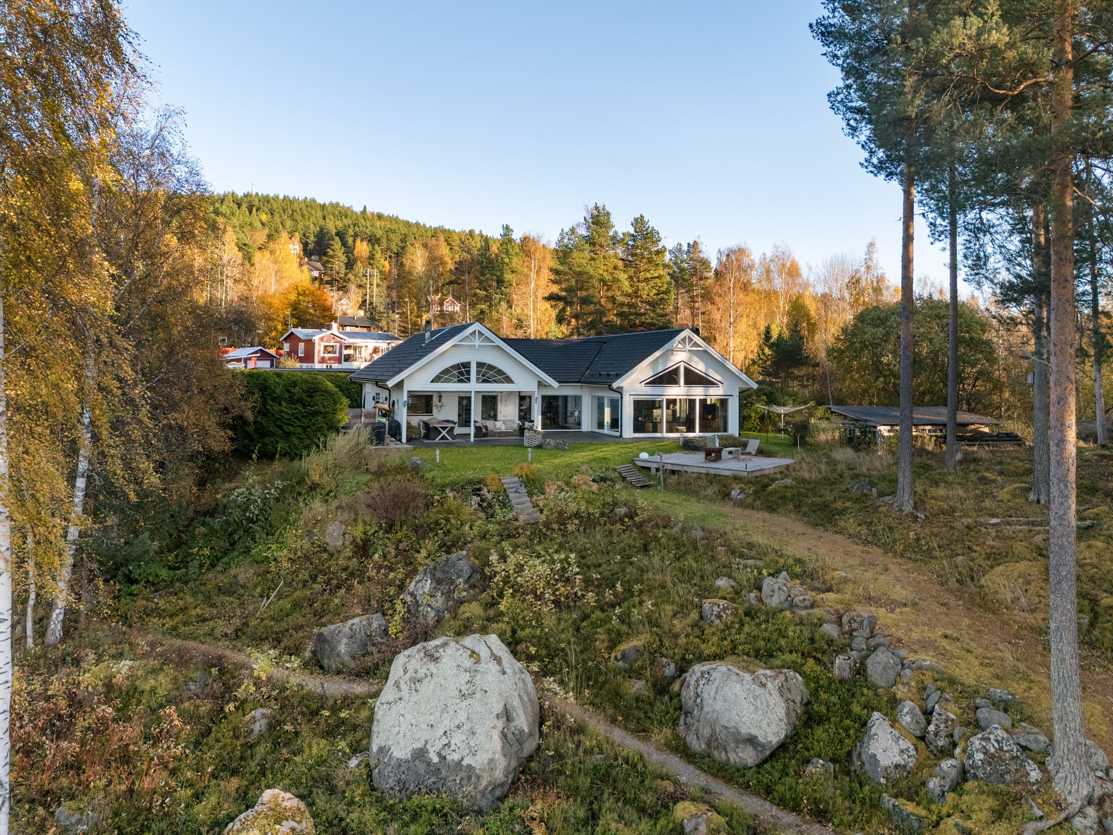 Hus i sluttning mot sjön