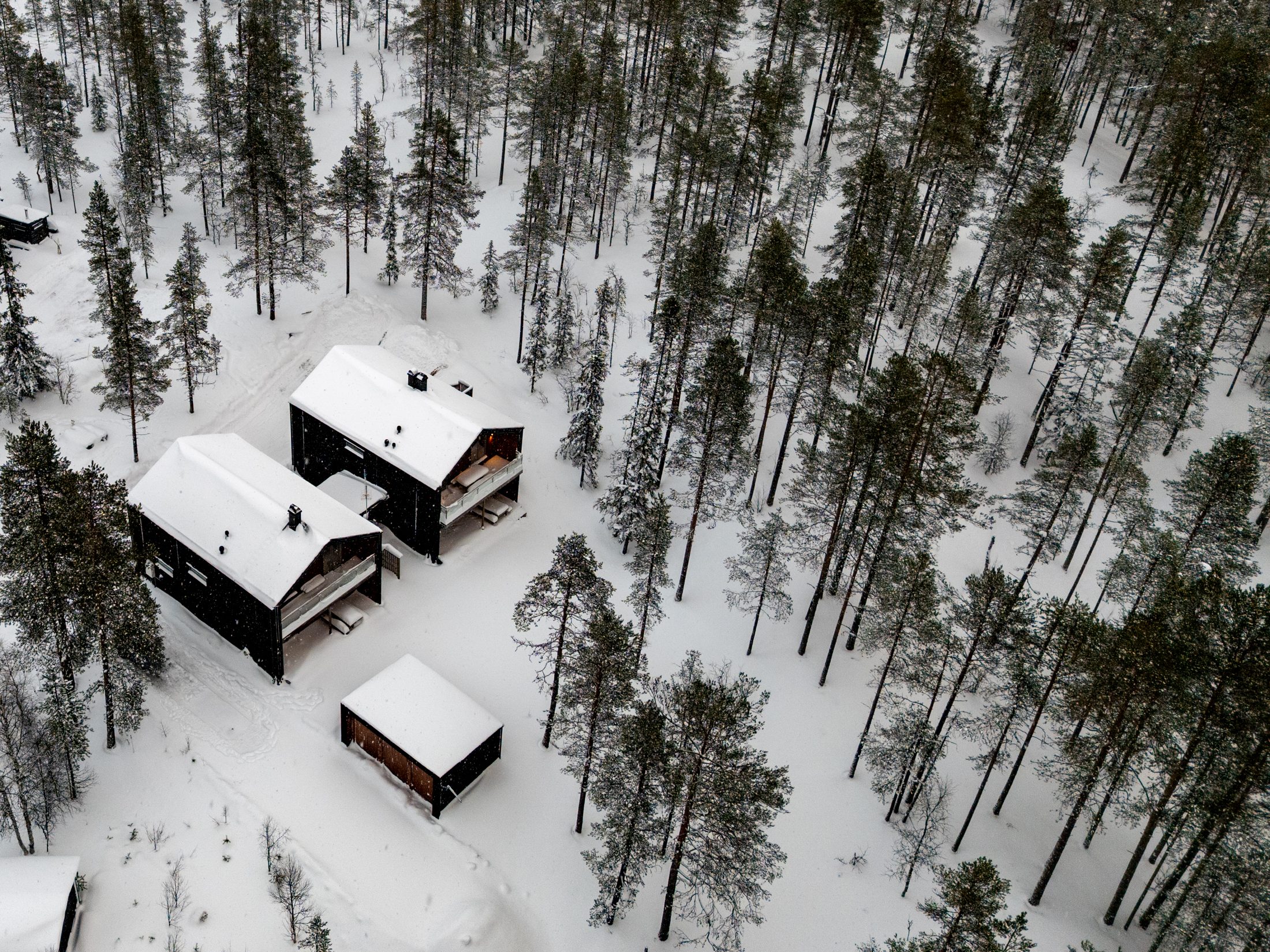 Fjällhus i snö ifrån ovan