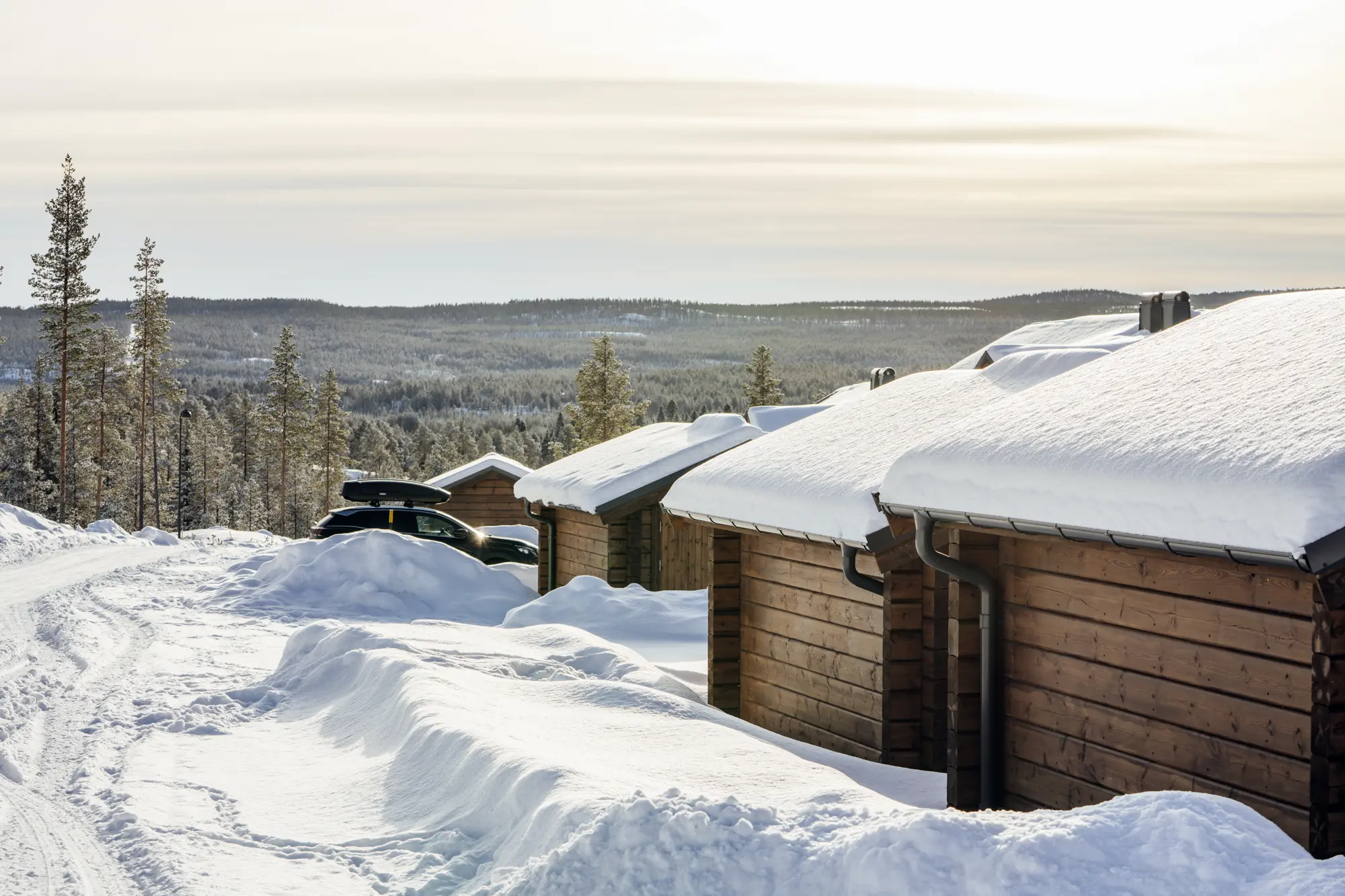Snötäckta fjällhus i morgonljus